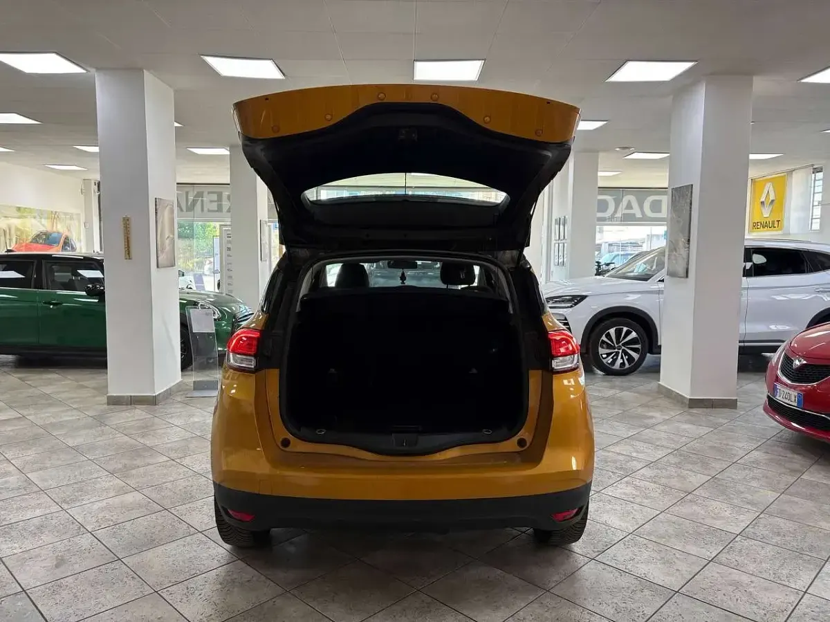 Usata Renault Scénic IV 110 CV (80 kW) 2018 Oro Monovolume
