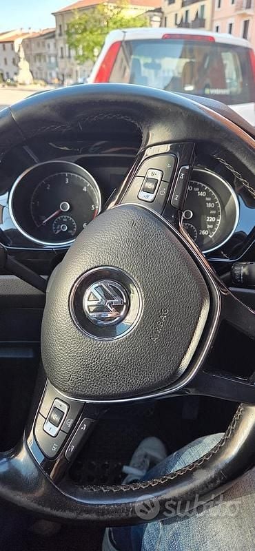 Usata VW Touran 102 CV (75 kW) 2017 Blu Monovolume