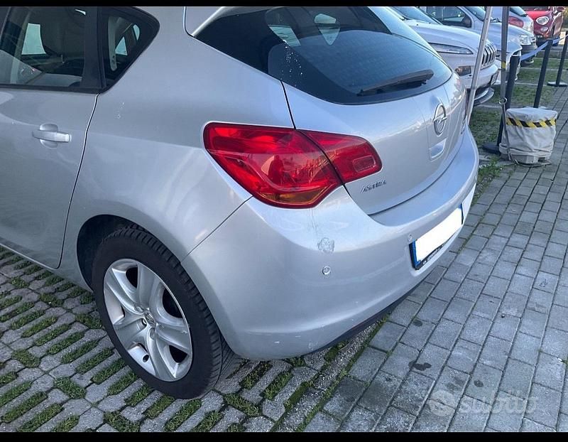 Usata Opel Astra Cosmo 110 CV (80 kW) 2011 Grigio Berlina