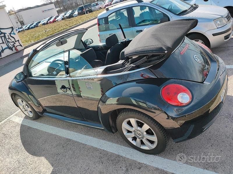 Usata VW Beetle Cabriolet 105 CV (77 kW) 2007 Nero Cabrio
