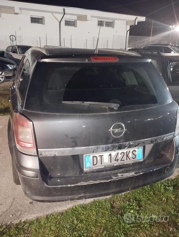 Usata Opel Astra 82 CV (60 kW) 2008 Nero Station wagon