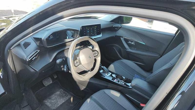 Usata Peugeot e-2008 Allure 100 kW (136 CV) 2021 Nero SUV