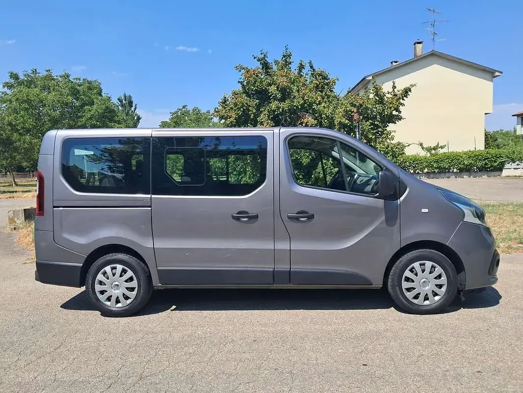 Usata Renault Trafic Zen 129 CV (94 kW) 2016 Grigio Monovolume
