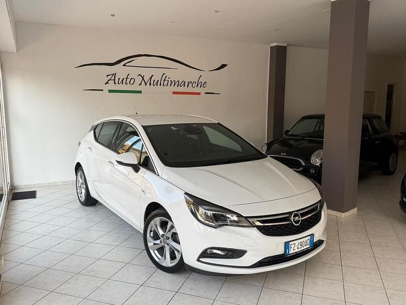 Bianco Usata 2019 Opel Astra Innovation Tre volumi | 8200 € (Buon prezzo) - Immagine 1/4