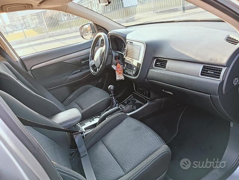 Usata Mitsubishi Outlander 150 CV (110 kW) 2019 Grigio SUV