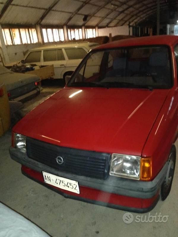 Usata Opel Corsa 45 CV (33 kW) 1987 Rosso Berlina