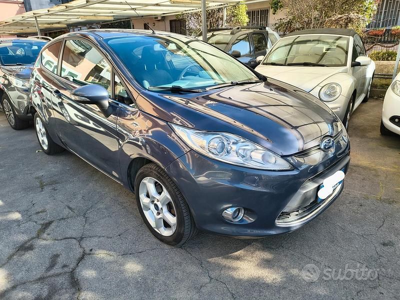 Usata Ford Fiesta Titanium 82 CV (60 kW) 2011 Blu Utilitaria