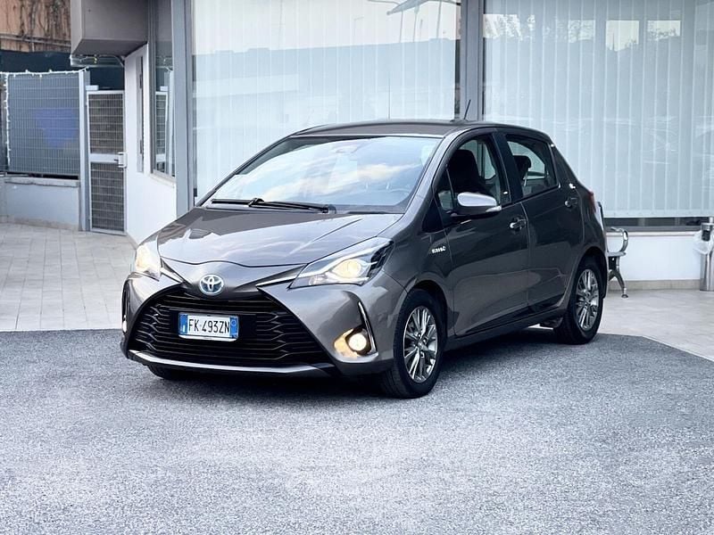 Usata Toyota Yaris Hybrid 73 CV (53 kW) 2017 Marrone Berlina