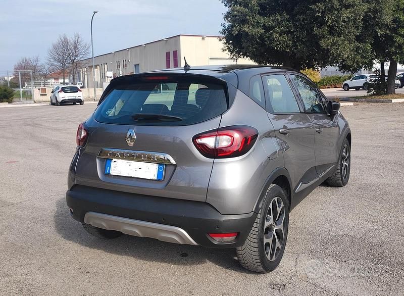 Usata Renault Captur 110 CV (80 kW) 2018 Grigio SUV