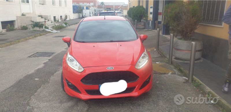 Rosso Usata 2016 Ford Fiesta ST-Line Due volumi | 7000 € (Buon prezzo) - Immagine 1/4