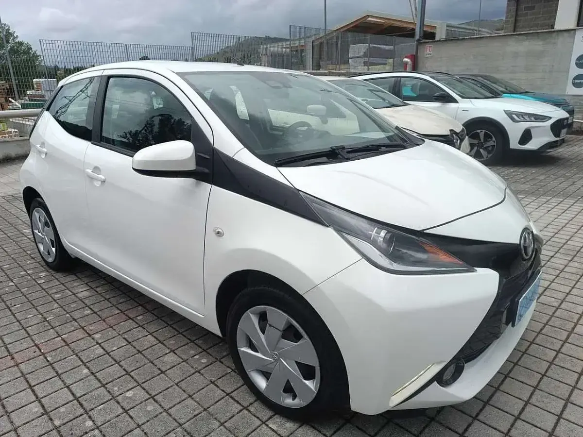 Brugt Toyota Aygo X-play 69 HK (50 kW) 2016 Hvid Hatchback