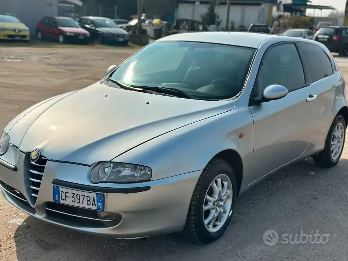 Usata Alfa Romeo 147 Distinctive 116 CV (85 kW) 2005 Grigio Utilitaria