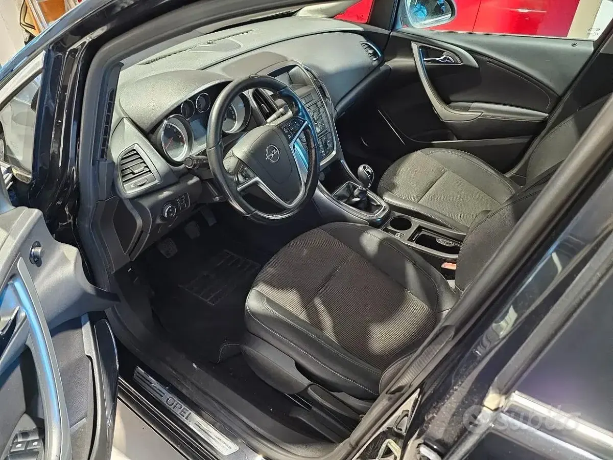 Używany Opel Astra Cosmo 140 KM (102 kW) 2011 Czarny Sedan/Limuzyna