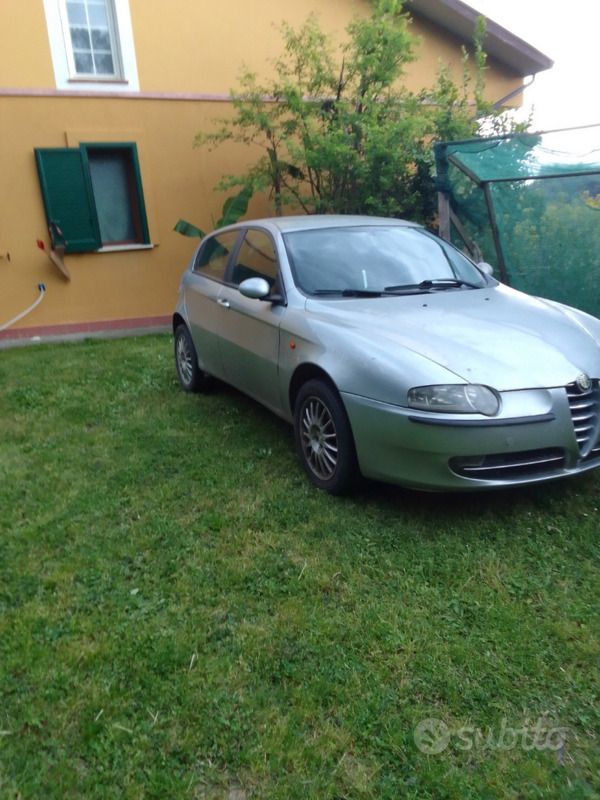 Usata Alfa Romeo 147 116 CV (85 kW) 2004 Grigio Utilitaria