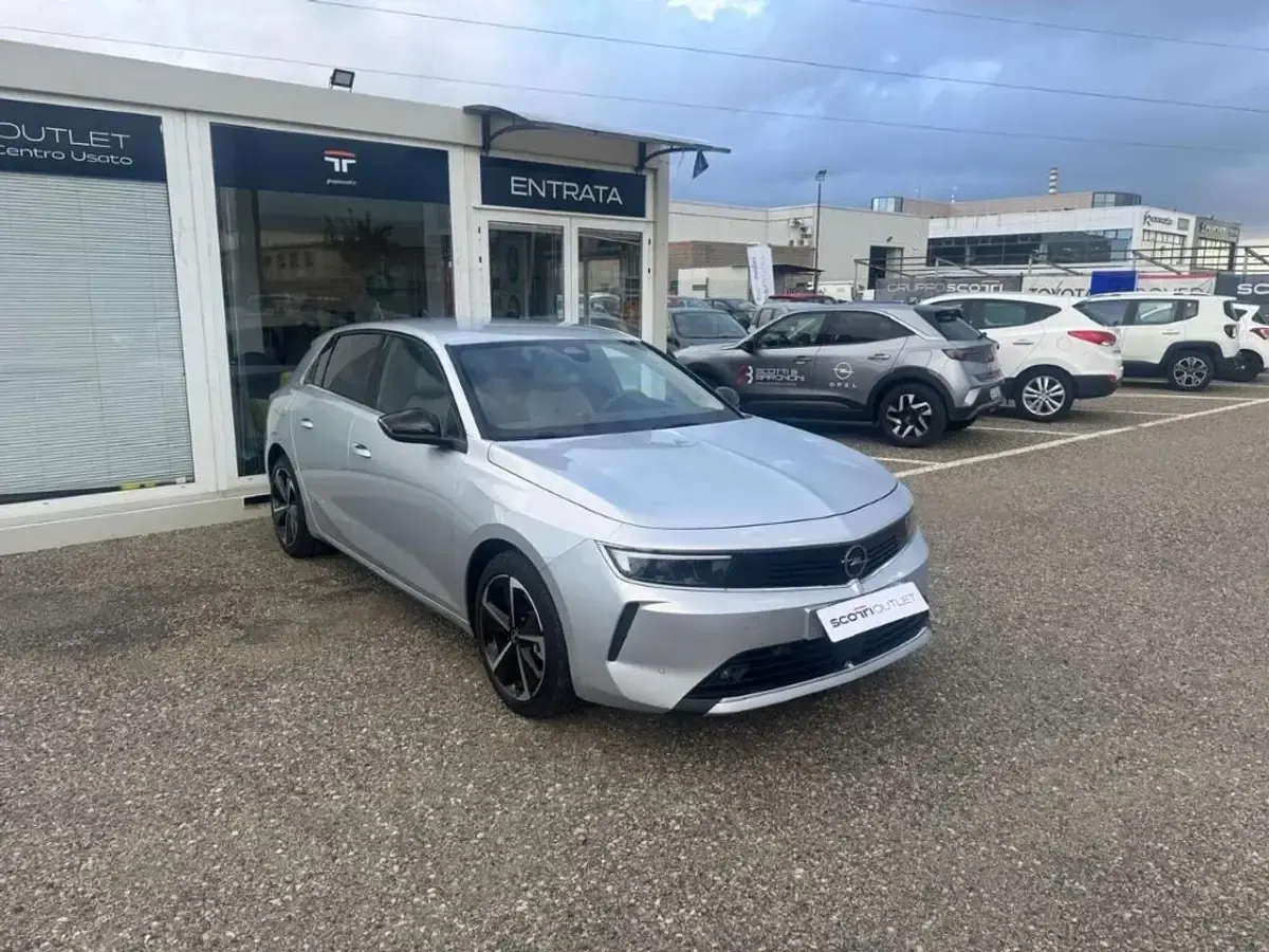 Usata Opel Astra Elegance 130 CV (95 kW) 2024 Kristall silver Utilitaria