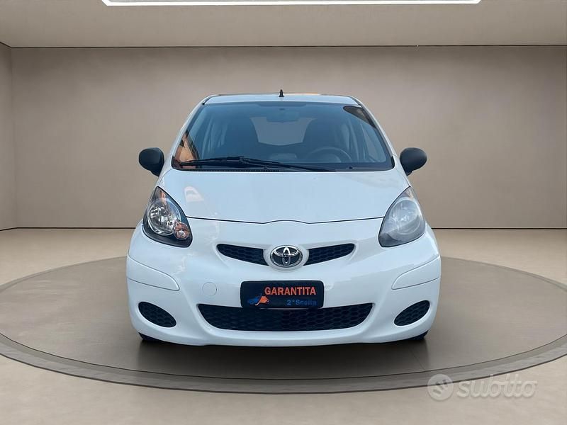 Usata Toyota Aygo 68 CV (50 kW) 2011 Bianco Utilitaria