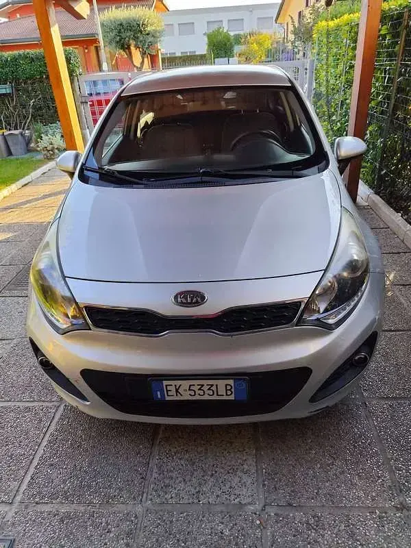 Usata Kia Rio EX 86 CV (63 kW) 2011 Argento Berlina