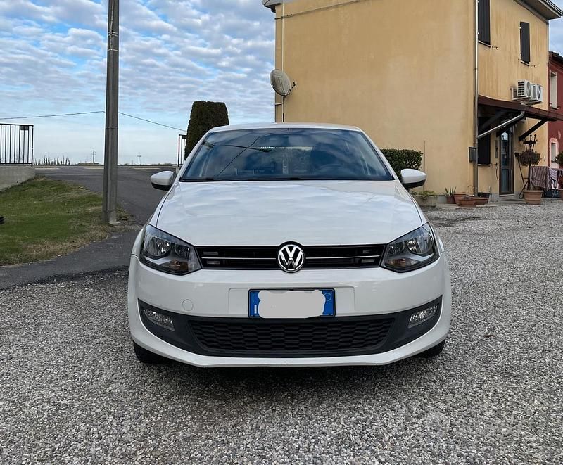 Bianco Usata 2013 VW Polo Tre volumi | 4500 € (Ottimo prezzo) - Immagine 1/4
