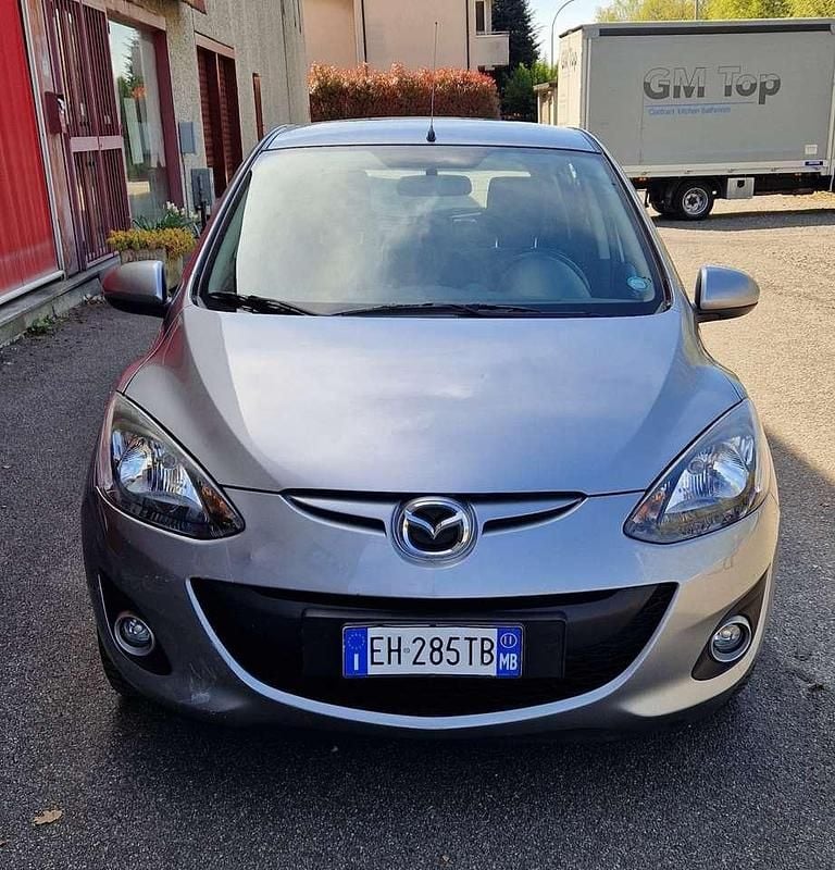 Usata Mazda 2 75 CV (55 kW) 2011 Argento Utilitaria