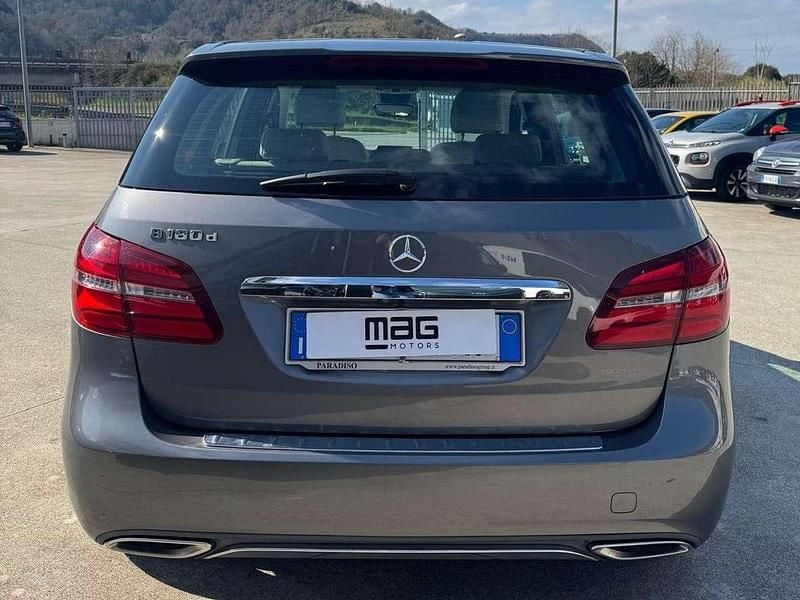 Usata Mercedes B180 Premium 109 CV (80 kW) 2016 Grigio Monovolume