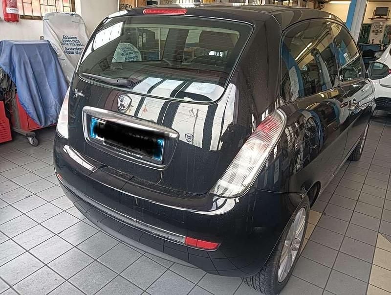 Usata Lancia Ypsilon 60 CV (44 kW) 2011 Nero Utilitaria