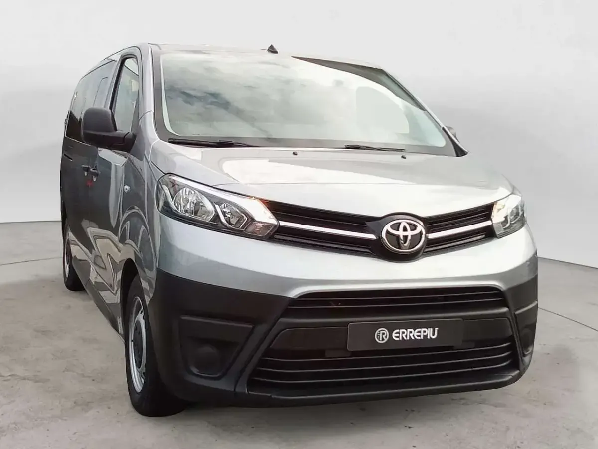Usata Toyota Proace Lounge 120 CV (88 kW) 2021 Argento Monovolume