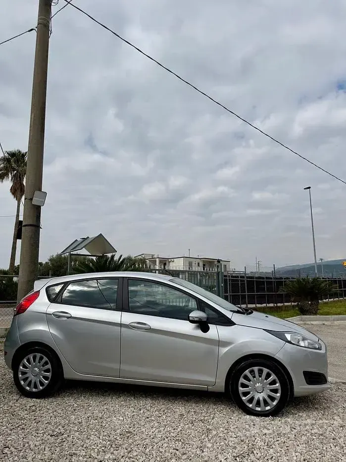 Usata Ford Fiesta 75 CV (55 kW) 2015 Grigio Utilitaria