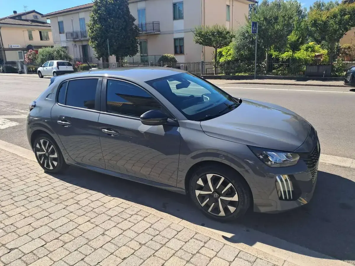 Usata Peugeot 208 Active 75 CV (55 kW) 2024 Grigio Utilitaria