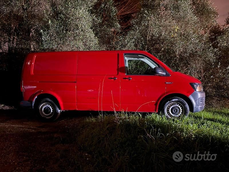 Usado VW T6 150 CV (110 kW) 2016 Rojo Van