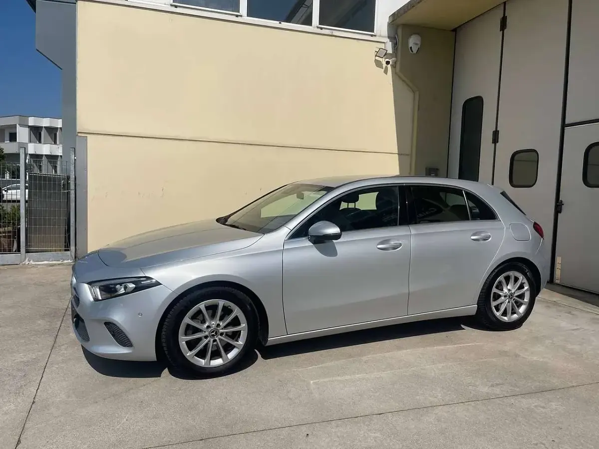 Usata Mercedes A180 116 CV (85 kW) 2019 Argento Berlina