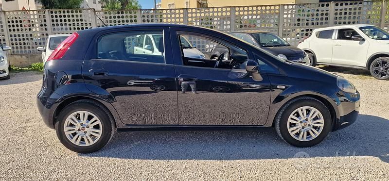 Usata Fiat Punto Lounge 95 CV (69 kW) 2016 Blu Berlina