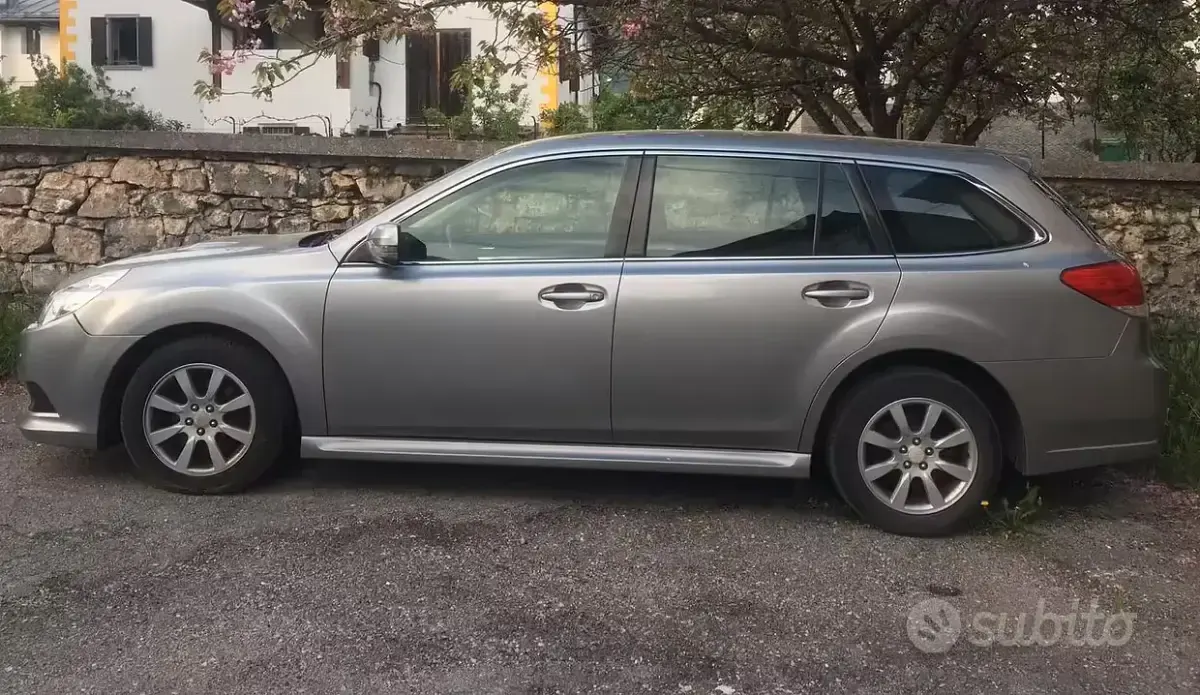 Usata Subaru Legacy 150 CV (110 kW) 2010 Grigio Station wagon