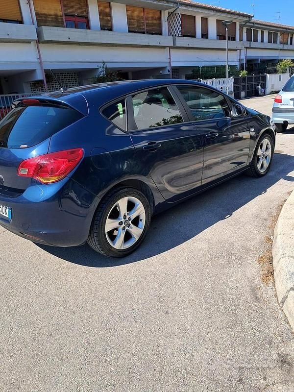 Usata Opel Astra 115 CV (84 kW) 2010 Blu Berlina