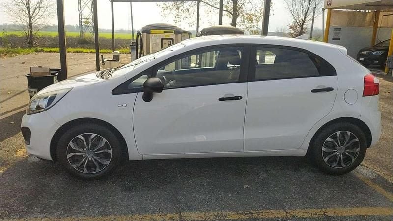 Bianco Usata 2012 Kia Rio Tre volumi | 2800 € (Buon prezzo) - Immagine 1/4