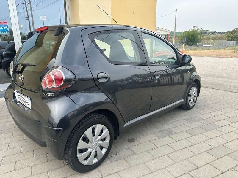 Usata Toyota Aygo Edition 68 CV (50 kW) 2014 Grigio Utilitaria