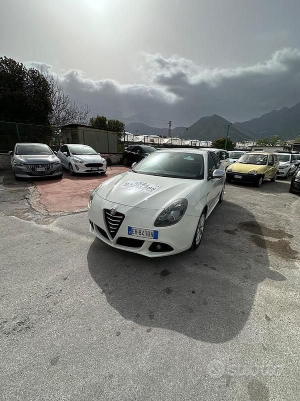Usata Alfa Romeo Giulietta Distinctive 105 CV (77 kW) 2011 Bianco Utilitaria