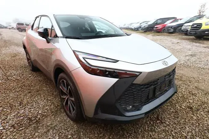 Käytetty Toyota C-HR 223 HP (164 kW) 2025 Katumaasturi