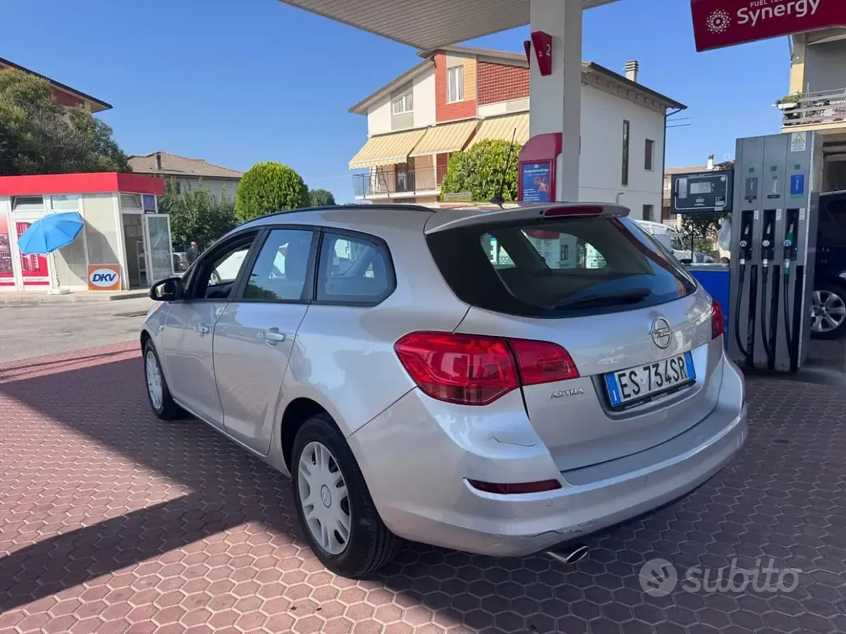 Usata Opel Astra Cosmo 120 CV (88 kW) 2013 Grigio Station wagon