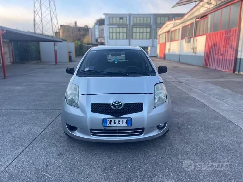 Usata Toyota Yaris 87 CV (63 kW) 2007 Grigio Utilitaria