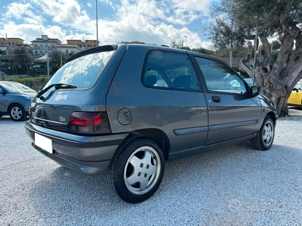 Usata Renault Clio 78 CV (57 kW) 1994 Grigio Utilitaria