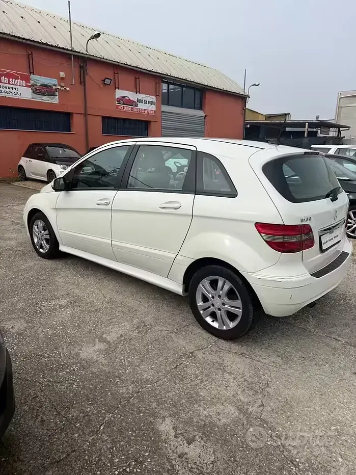 Usata Mercedes A180 Premium 109 CV (80 kW) 2011 Bianco Utilitaria
