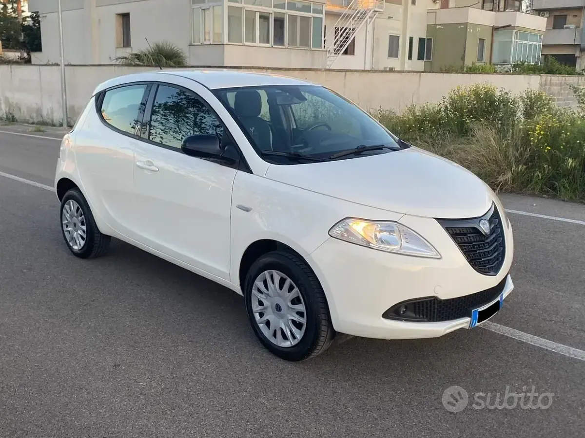 Usata Lancia Ypsilon Silver 80 CV (58 kW) 2015 Bianco Utilitaria