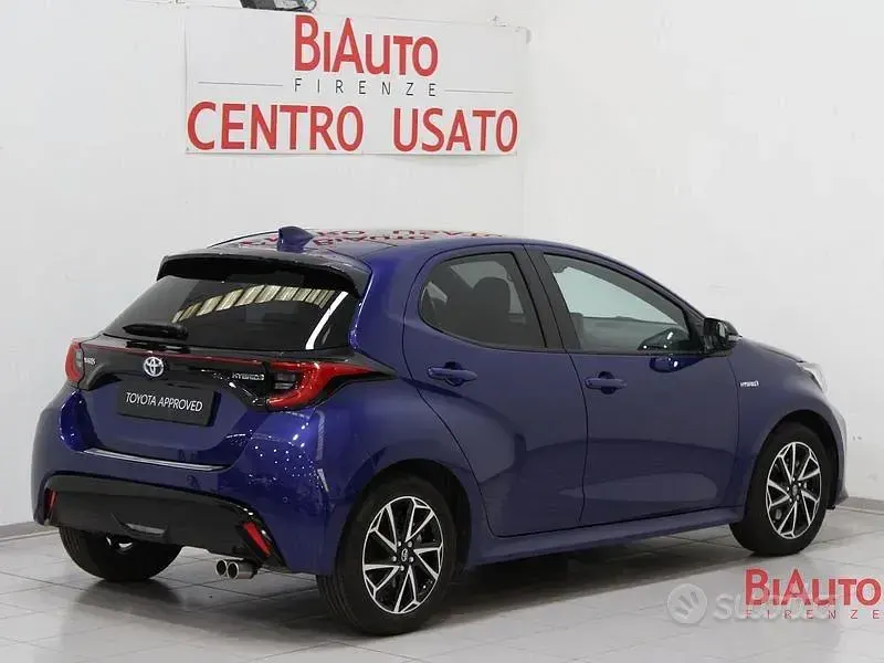 Usata Toyota Yaris Hybrid Lounge 115 CV (84 kW) 2021 Bluazzurro Berlina