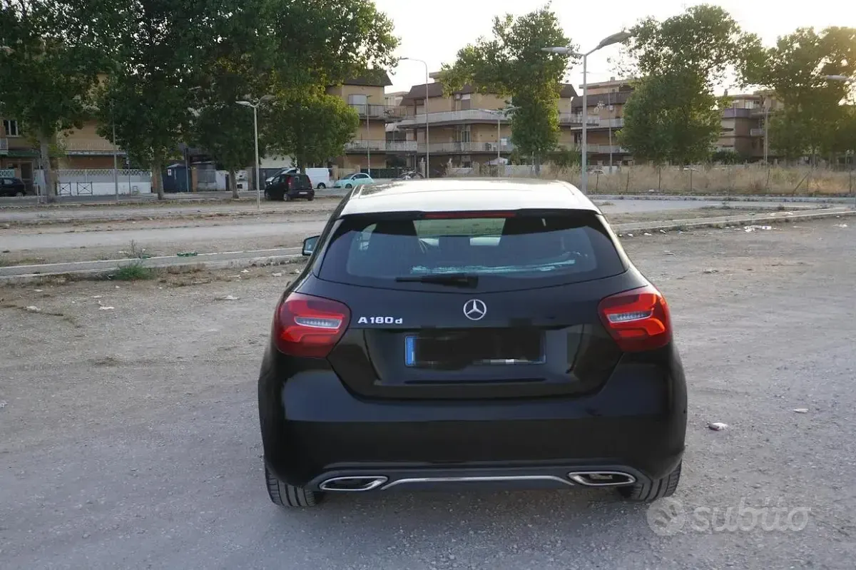 Usata Mercedes A180 Premium 109 CV (80 kW) 2017 Nero Utilitaria