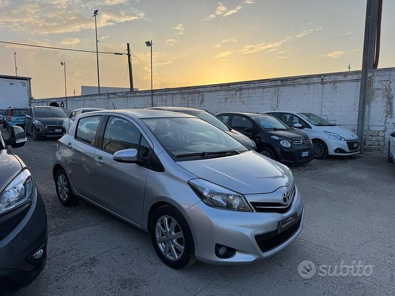 Usata Toyota Yaris 90 CV (66 kW) 2013 Grigio Utilitaria