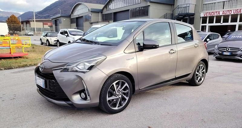 Usata Toyota Yaris Hybrid Active 73 CV (53 kW) 2017 Grigio Berlina
