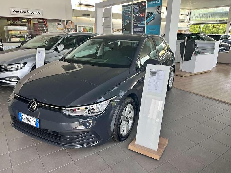 Usata VW Golf VIII Life 110 CV (80 kW) 2021 Argento Berlina