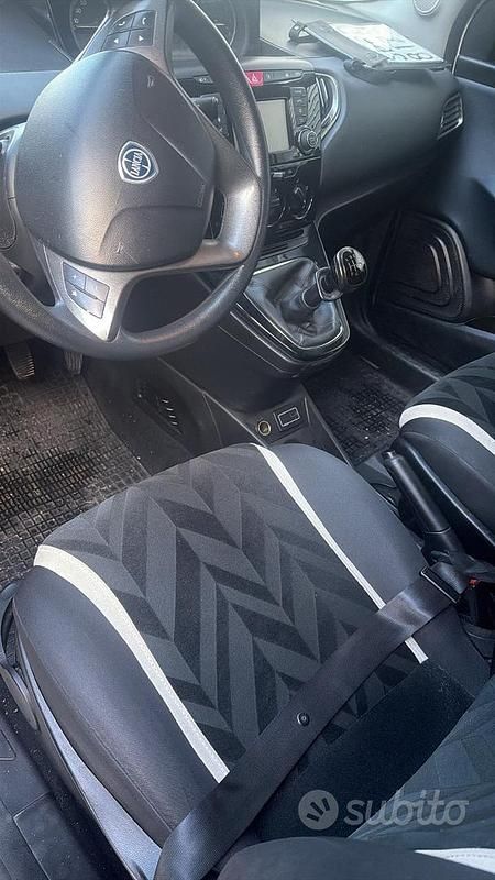 Usata Lancia Ypsilon 69 CV (50 kW) 2014 Bianco Utilitaria