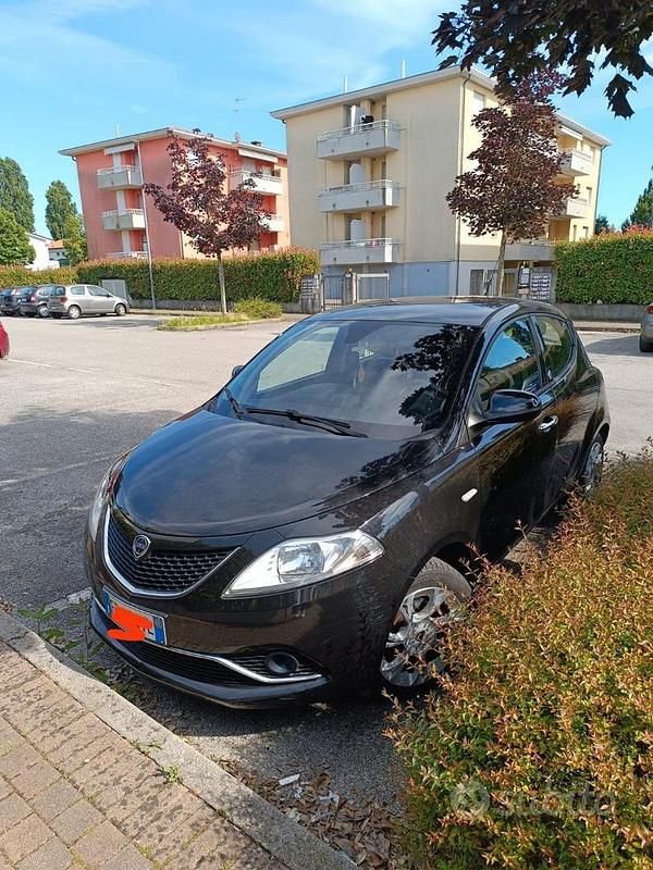 Usata Lancia Ypsilon 80 CV (58 kW) 2015 Nero Utilitaria