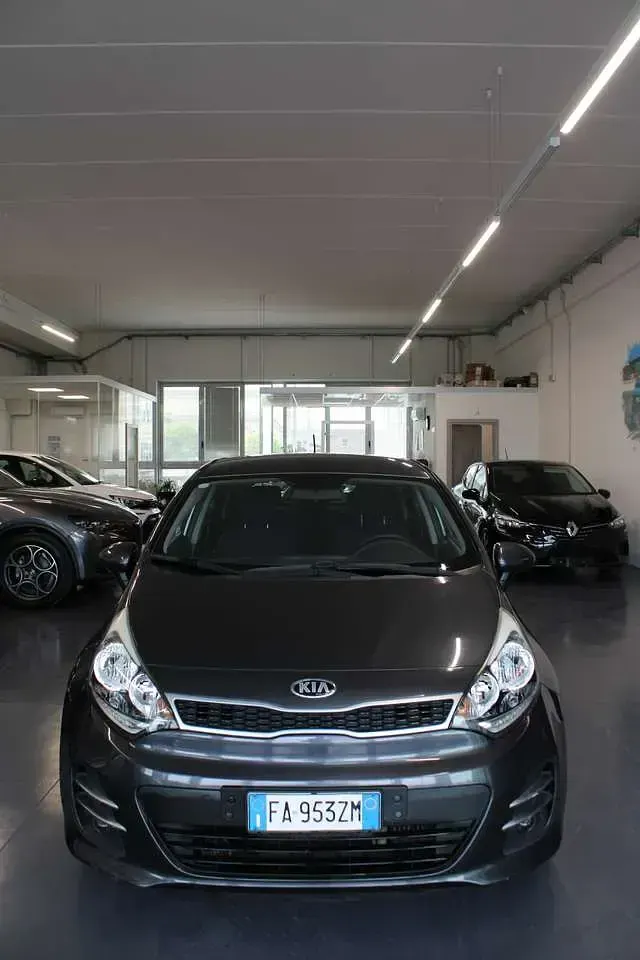 Usado Kia Rio Active 90 HP (66 kW) 2016 Cinzento Citadino